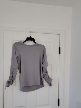 Fabletics Light Gray Long-Sleeve Ruched-Sleeve Top
